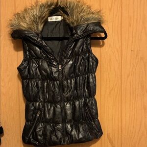 MUR  MUR   Black Puffer Vest with Faux Fur Trim Ventige